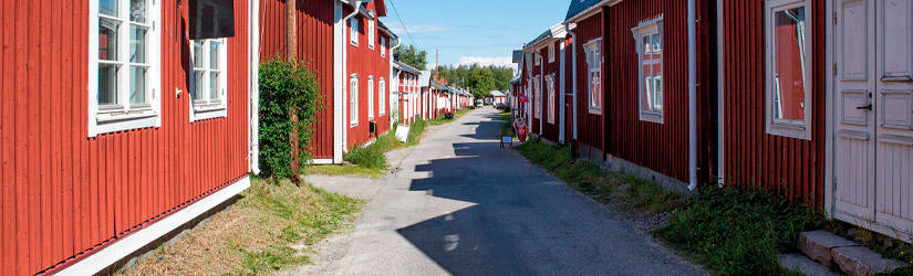 Czerwone domy przy ulicy w Skandynawii