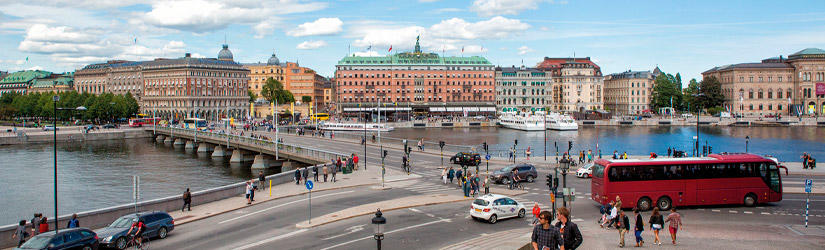 Ulica w Sztokholmie z samochodami i ludźmi
