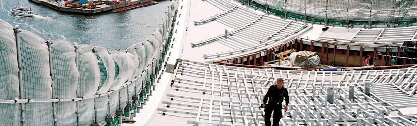 Pracownicy budowlani na dachu Filharmonii nad Łabą w Hamburgu