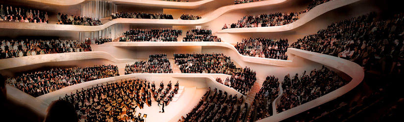 Sala koncertowa w Filharmonii nad Łabą z wieloma widzami i muzykami