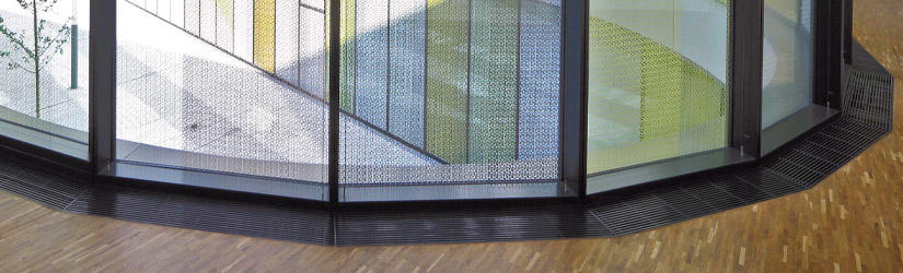 Konwektory podłogowe przy szklanej fasadzie w siedzibie ADAC w Monachium